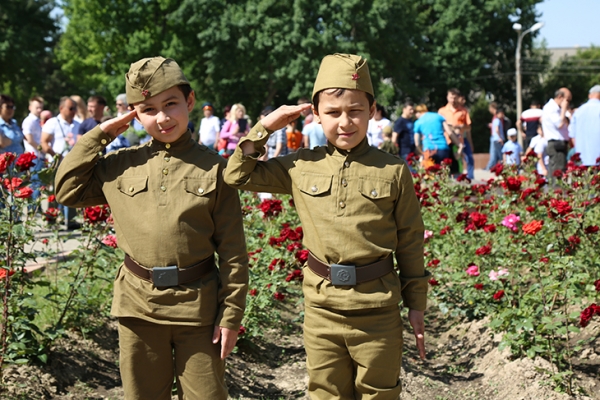 Слезы, "Катюша" и красный флаг: как в Ташкенте прошел "Бессмертный полк" (фото)