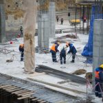 Под Петербургом на рабочего из Узбекистана упала бетонная плита