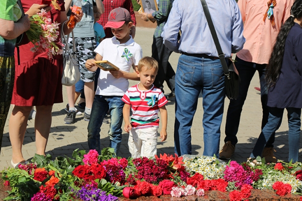 Слезы, "Катюша" и красный флаг: как в Ташкенте прошел "Бессмертный полк" (фото)